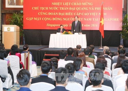 Chủ tịch nước bắt đầu chuyến thăm cấp Nhà nước tới Singapore - 1
Chủ tịch nước Trần Đại Quang cùng Phu nhân và Đoàn đại biểu cấp cao Việt Nam gặp mặt thân mật cộng đồng người Việt Nam đang sinh sống, lao động và học tập tại Singapore (Ảnh: Nhan Sáng-TTXVN)