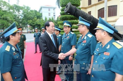 Chủ tịch nước thăm và làm việc với Quân chủng Phòng không - Không quân - 3
Chủ tịch nước Trần Đại Quang với cán bộ, chiến sĩ Quân chủng Phòng không-Không quân. Ảnh: Nhan Sáng-TTXVN