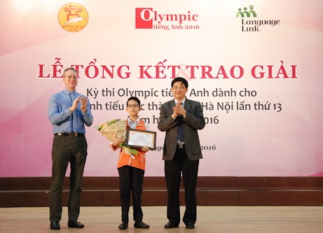 Quán quân nhí và ước mơ thành nhà ngoại giao - 1
Ông Phạm Xuân Tiến - Phó Giám đốc Sở GD&ĐT Hà Nội và ông Gavan Iacono - Tổng Giám đốc Language Link Việt Nam trao giải Nhất cho Nguyễn Cường Linh