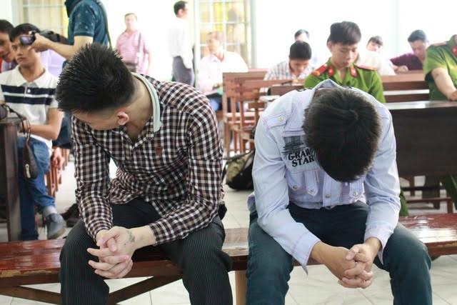 Sáng nay xét xử phúc thẩm vụ cướp bánh mì vì đói - 1
Tuấn (áo sọc) và Tân tại phiên tòa sơ thẩm ngày 20/7.