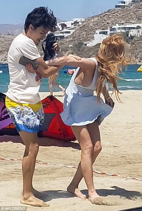 Choáng với hình ảnh Lindsay Lohan bị bạn trai bạo hành - 3
Nữ diễn viên Hollywood thừa nhận đây không phải lần đầu bạn trai kém cô 7 tuổi có những hành động như thế này với cô. Chuyện sẽ thường xảy ra mỗi khi Tarabasov say xỉn