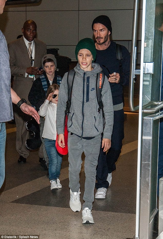 Hình ảnh ông bố tận tụy David Beckham - 4
David không ngại ngần thừa nhận với phóng viên - anh giờ đây là người đàn ông của gia đình, việc chính là chăm con!