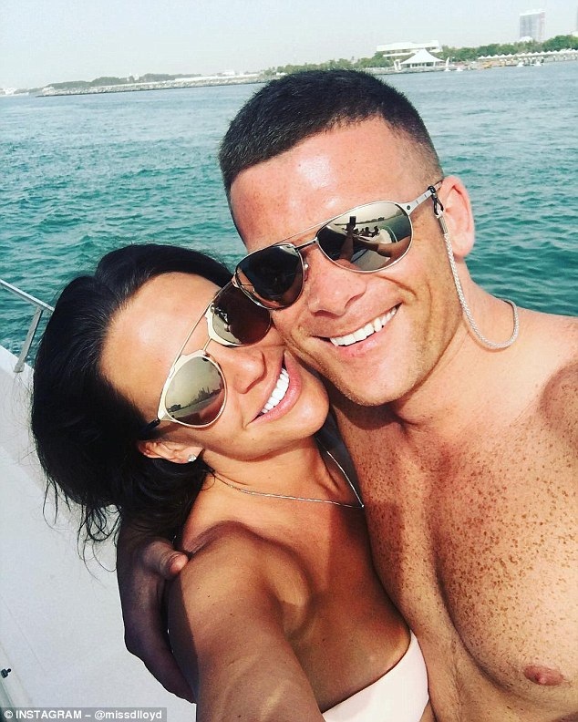 Cựu hoa hậu Anh hạnh phúc bên bồ mới - 3
Hoa hậu 3 con Danielle Lloyd đã đính hôn với bạn trai Michael ONeill chỉ sau 6 tháng hẹn hò