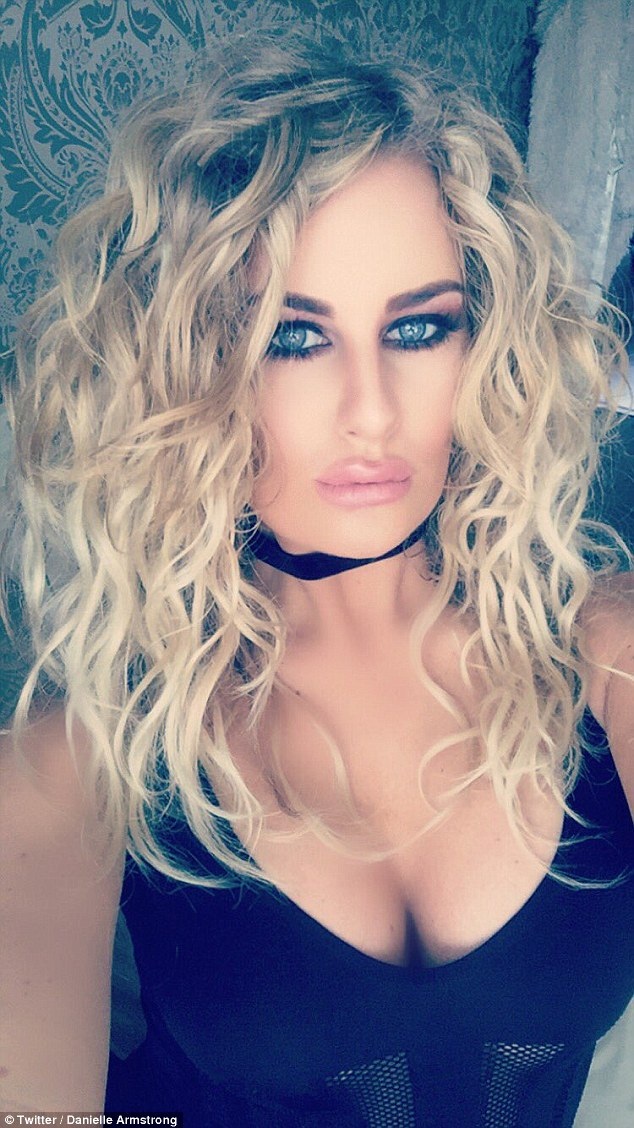 Choáng với váy xuyên thấu của người đẹp Anh - 4
Người đẹp này cũng bị nhiều người tố chảnh chọe khi quay show truyền hình The Only Way is Essex