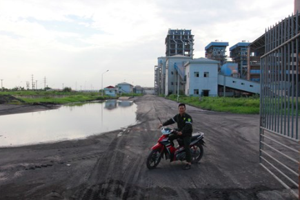 Nhà máy đạm Ninh Bình tái hoạt động, công nhân đi vòng quanh vớt xác cá - 1
Khuôn viên Nhà máy đạm Ninh Bình thường xuyên ngập úng.
