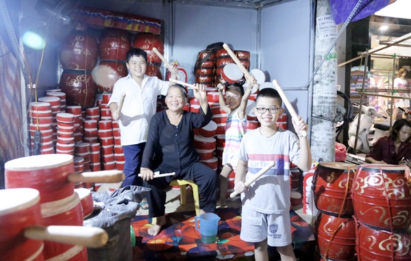 “Đội trống” đặc biệt hút khách trên phố Trung thu - 1
“Đội trống” dễ thương của bà Nhung