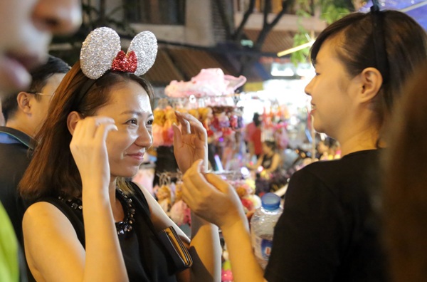 “Đội trống” đặc biệt hút khách trên phố Trung thu - 9
Những mặt hàng như bờm tai thỏ, bờm mickey vẫn luôn được các bạn trẻ ưa chuộng khi mua sắm cho dịp Tết thiếu nhi sắp đến