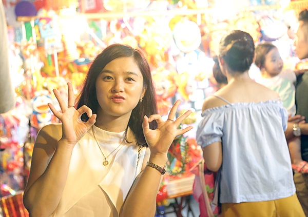 “Đội trống” đặc biệt hút khách trên phố Trung thu - 10
Các bạn trẻ cũng không bỏ lỡ cơ hội để ghi lại những hình ảnh dạo chơi trên tuyến phố Hàng Mã