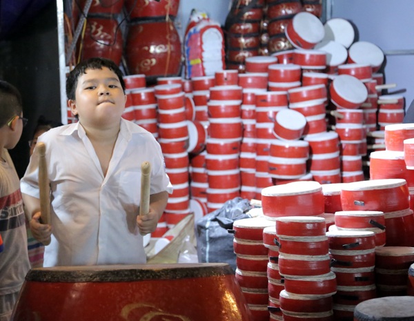 “Đội trống” đặc biệt hút khách trên phố Trung thu - 3
Đàm Thanh Sang – lớp 6 trường THCS Thanh Quan là tay trống cừ nhất