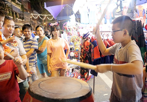 “Đội trống” đặc biệt hút khách trên phố Trung thu - 4
Sự có mặt của các tay trống nhí khiến những người khách thăm quan phố Trung thu ấn tượng