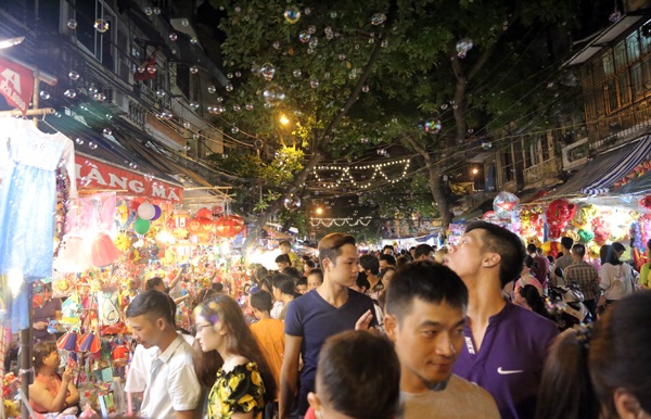 “Đội trống” đặc biệt hút khách trên phố Trung thu - 6
Đèn màu, bong bóng và những món đồ chơi đầy màu sắc được bày bán khiến con phố Hàng Mã trở nên rực rỡ