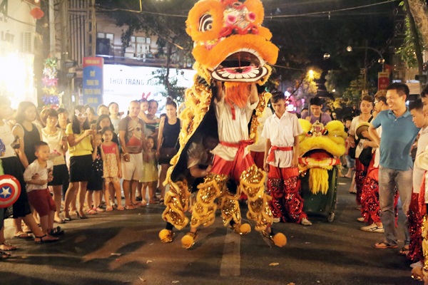 “Đội trống” đặc biệt hút khách trên phố Trung thu - 7
Khu chợ Trung thu có thêm nhiều hoạt động mang đậm nét truyền thống như múa lân, rồng