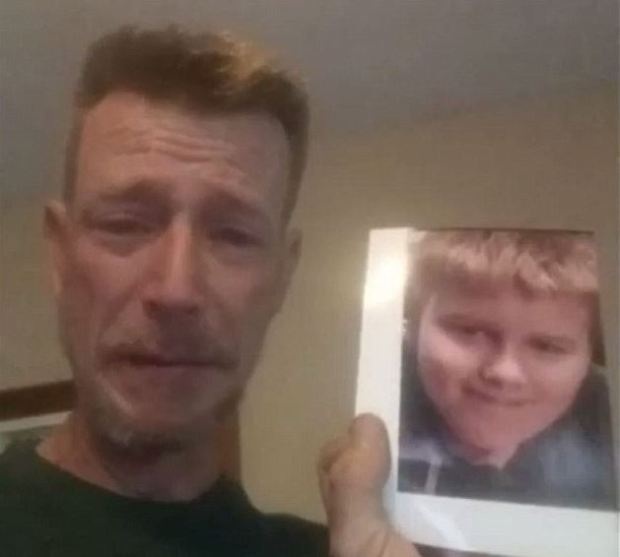 Cậu bé tự tử vì bị bạn bắt nạt ở trường khiến dân mạng dậy sóng - 2
Ông Daniel Fitzpatrick đau đớn trước di ảnh con trai.