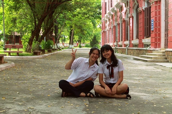 Nữ sinh Huế đến Mỹ bằng 3 suất học bổng toàn phần “tiền tỷ” - 2
Nữ học sinh trường Quốc hội Huế (phải) giành học bổng toàn phần trường UWC và có 2 năm du học tại Armenia trước khi thực hiện “giấc mơ Mỹ”.