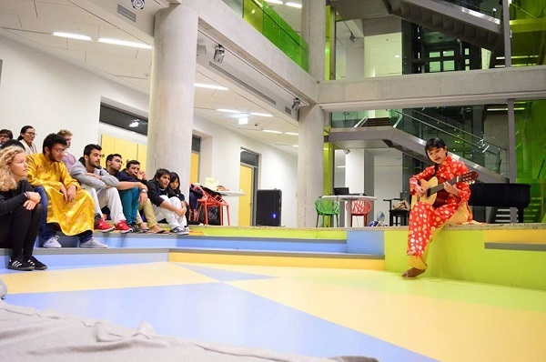 Nữ sinh Huế đến Mỹ bằng 3 suất học bổng toàn phần “tiền tỷ” - 3
Dạ Thi mặc áo dài và thể hiện tài ca hát trong chương trình văn hóa châu Á tại trường UWC.