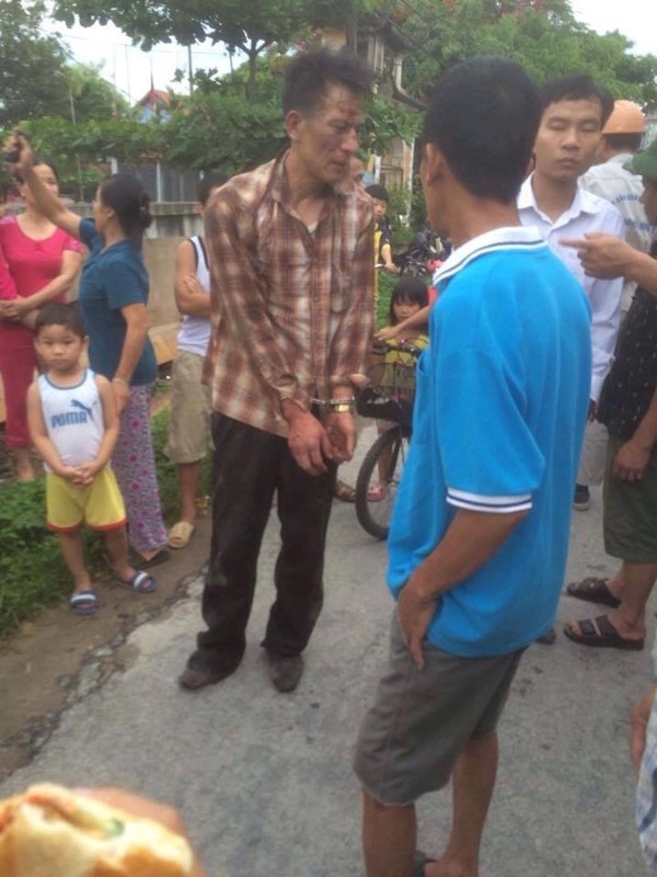 Hải Dương: Hai đối tượng trộm chó bị dân đánh "hội đồng" trước khi giao cho công an - 1 Hai đối tượng Nguyễn Văn Hà và Nguyễn Trọng Đại bị người dân quây đánh