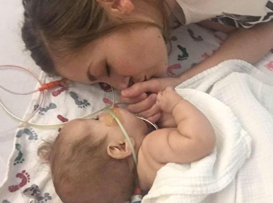 Cảm động bà mẹ hiến hơn 500 lít sữa sau khi con trai qua đời - 1
Demi Frandsen và con trai Leo một năm trước