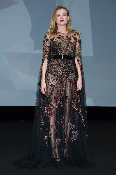 
Gần đây cặp đôi nổi tiếng bị bắt gặp ôm nhau tình tứ tại sân bay khiến nhiều fans khấp khởi hi vọng 2 thần tượng tái hợp
