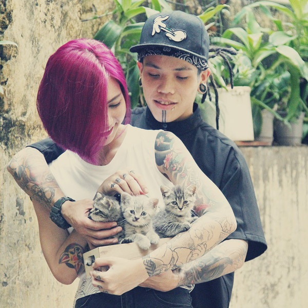 Chuyện tình “sét đánh” của cặp đôi Bắc - Nam ưa xăm trổ - 7
Tuy cá tính, nhưng cả hai luôn dành cho nhau những giây phút bình dị nhất như chăm sóc mèo...