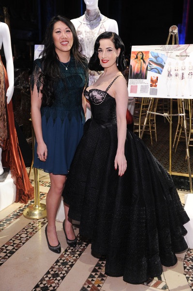 Vũ nữ thoát y khoe eo bé xíu - 3 
Dù năm nay đã bước sang tuổi 44, vũ nữ người Mỹ vẫn đẹp nổi bật bởi vóc dáng gợi cảm, làn da mịn màng trẻ trung