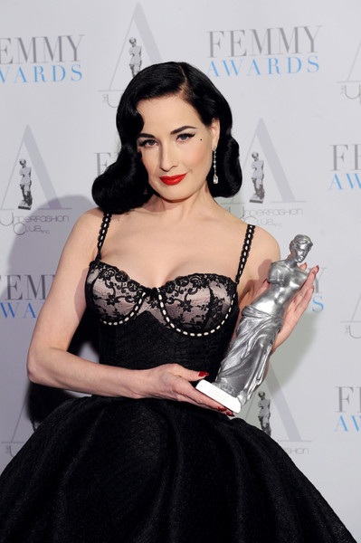 Vũ nữ thoát y khoe eo bé xíu - 4 
Dita Von Teese khoe giải thưởng mà cô nhận được