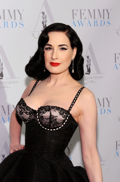 Vũ nữ thoát y khoe eo bé xíu - 6 
Cô còn được coi là biểu tượng thời trang, nàng thơ của nhiều nhà thiết kế nổi tiếng trong đó có Vivienne Westwood, Jean Paul Gaultier...