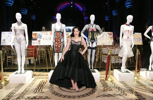 Vũ nữ thoát y khoe eo bé xíu - 7 
Vũ nữ nổi tiếng từng trải qua cuộc hôn nhana tốn nhiều giấy mực của báo giới với Rocker kỳ dị Marilyn Manson