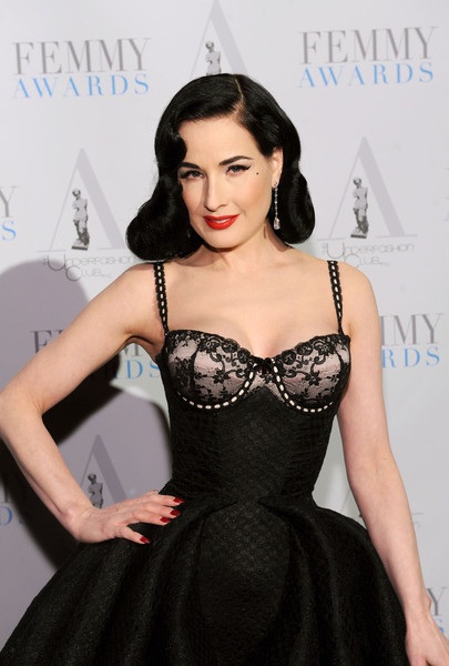 Vũ nữ thoát y khoe eo bé xíu - 8 
Hienẹ tại người đẹp U50 đang độc thân và tanạ hưởng cuộc sống thư thái tại Mỹ. Cô cũng thử sức trong vai trò thiết kế thời trang, sản xuất nước hoa.