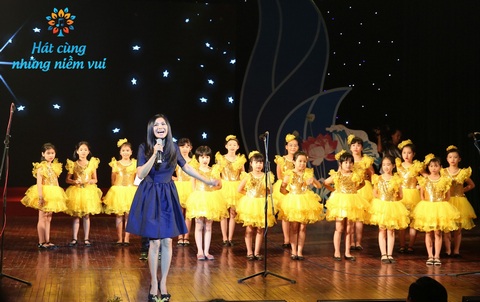 Đêm Gala Hát cùng những niềm vui đã thu hút được đông đảo khán giả quyên góp ủng hộ với số tiền 253.880.000 đồng để giúp đỡ 5 bệnh nhi hiểm nghèo thông qua Quỹ Nhân ái báo Dân trí