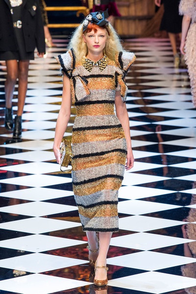 Kiều nữ của danh ca Hello đọ dáng con gái "Rambo" - 14
Một số mẫu thiết kế mới nhất của Dolce&Gabbana vừa ra mắt khán giả.