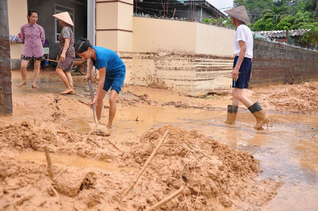 Đình chỉ dự án sân golf "đổ" hàng nghìn m3 bùn thải xuống nhà dân - 1
Bùn thải từ dự án trôi tràn vào nhà dân. (Ảnh: Báo Quảng Ninh)