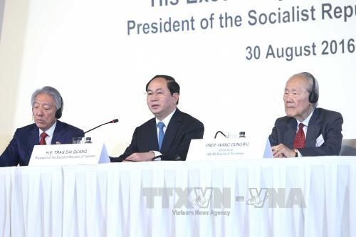 Chủ tịch nước: “Nếu xảy ra xung đột vũ trang, tất cả sẽ cùng thua” - 1 Chủ tịch nước Trần Đại Quang trả lời các câu hỏi của các học giả. Ảnh: Nhan Sáng/TTXVN
