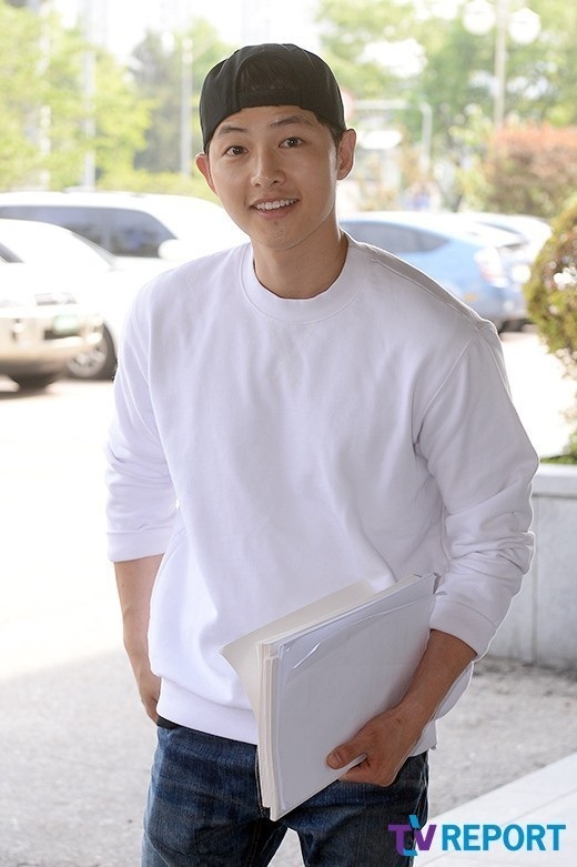 Quá nổi tiếng, mỹ nam “Hậu duệ Mặt trời” liên tục “dính” tin đồn hò hẹn - 1
Song Joong Ki - Mỹ nam đình đám của màn ảnh xứ kim chi