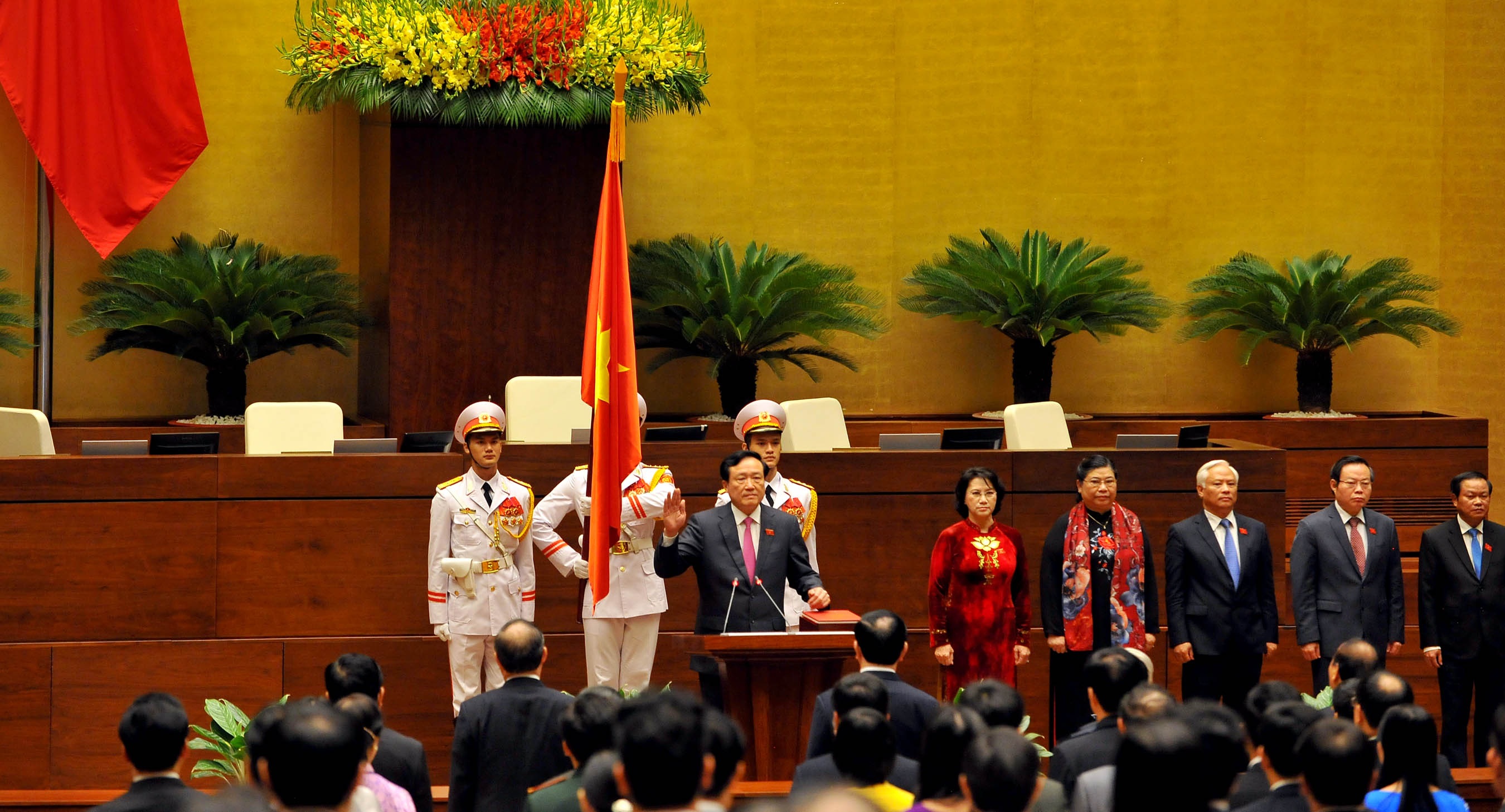 
Chánh án TAND Tối cao Nguyễn Hòa Bình làm lễ tuyên thệ. (Ảnh: H.L)
