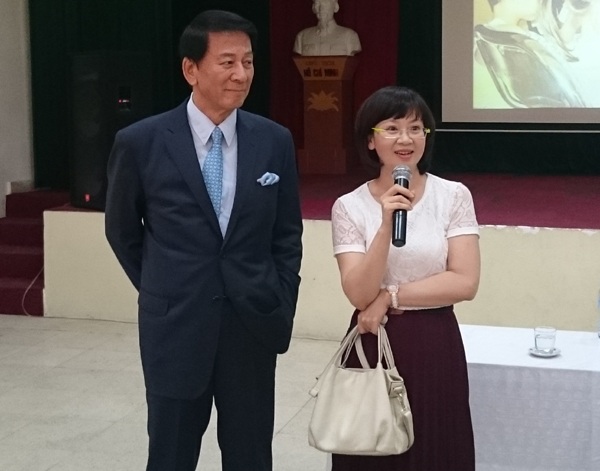 
Chị Nguyễn Thanh Nga đứng cạnh người bố nuôi Sugi.
