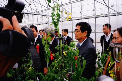 
Tham quan Trung tâm, Bộ trưởng Cao Đức Phát, Bộ trưởng Bộ Nông nghiệp và phát triển nông thôn hy vọng nền nông nghiệp Việt Nam được hiện đại hóa có sức cạnh tranh cao, hội nhập nhanh chóng vào thị trường quốc tế. Để làm điều đó, chúng tôi xác định thúc đẩy ứng dụng khoa học kỹ thuật, đặc biệt là công nghệ đỉnh cao là một trong những trụ cột.

