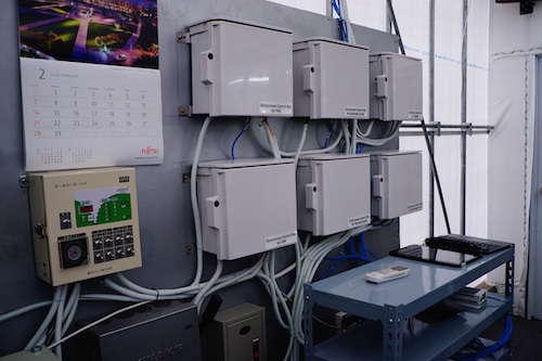 
Các dữ liệu này được tập hợp, phân tích trên nền điện toán đám mây. Dựa trên kết quả phân tích, các máy làm mát hay kiểm soát ánh sáng đều được vận hành tự động, giúp duy trì môi trường sinh trưởng tối ưu cho cây xà lách và cây cà chua.
