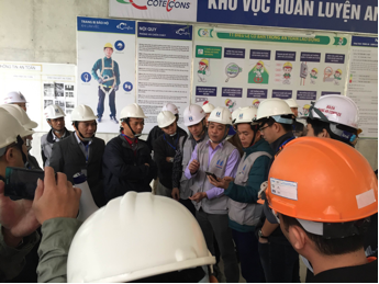 Mua căn hộ chung cư, an tâm khi thăm nhà đang thi công - 3 Phó Tổng giám đốc GP.Ivest kiêm Giám đốc Ban quản lý Dự án Tràng An Complex giải đáp các thắc mắc của khách hàng tại buổi tham quan ngày 26/3/2016