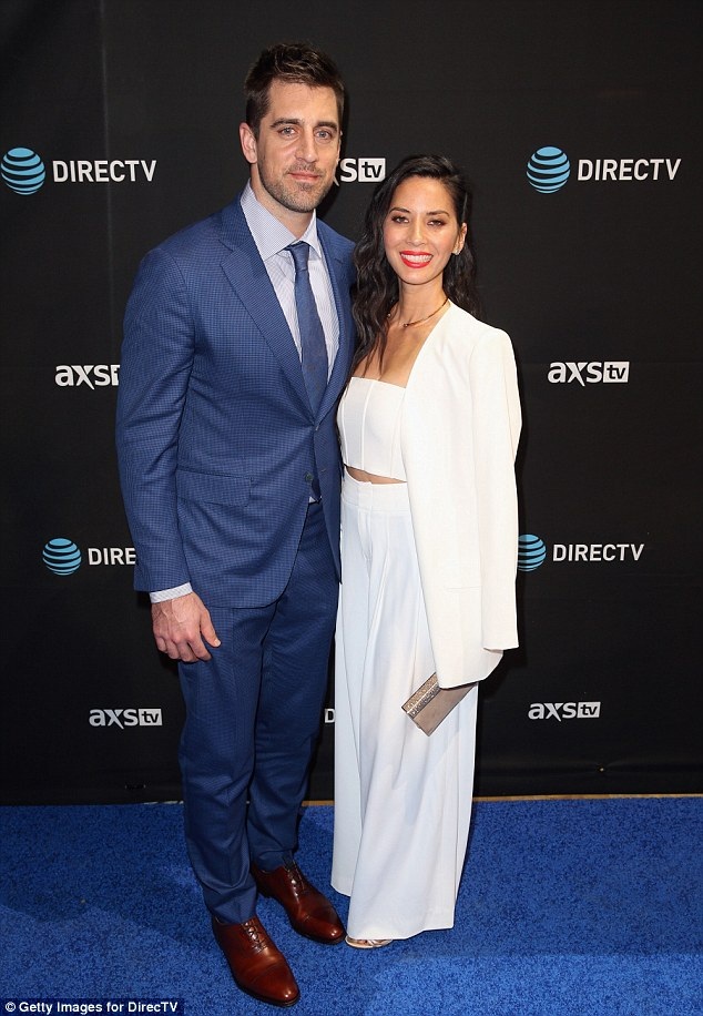 
Olivia được bạn trai Aaron Rodgers hộ tống dự tiệc
