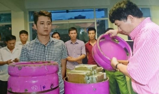 Đường dây 540 bánh heroin và “ông trùm” mang 3 lệnh truy nã - 1
Nguyễn Quốc Hùng cùng tang vật trong Chuyên án 415T