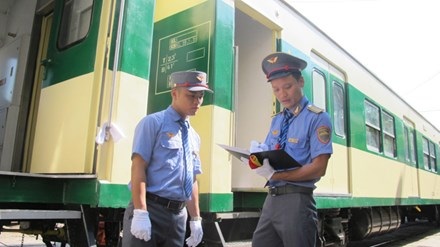 Dừng tàu chất lượng cao Hà Nội - Đồng Đăng vì thua lỗ - 1 Đoàn tàu trong ngày khai trương, tháng 5/2015. Ảnh: Sỹ Lực.