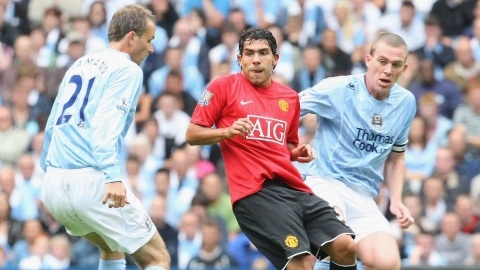 5 cầu thủ từng khoác áo cả MU và Man City - 4
Carlos Tevez (giữa)