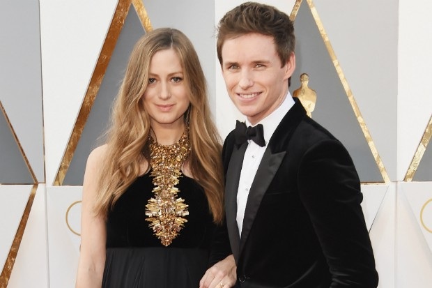 "Cô gái Đan Mạch" Eddie Redmayne nam tính khóa môi "bà xã" trẻ đẹp - 14
Eddie đưa vợ đi dự lễ trao giải Oscar lần thứ 88, tháng 2/2016. Lúc này, vợ anh đang mang bầu.