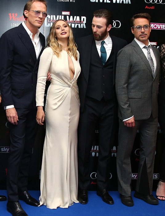 Sao Hollywood táo bạo với váy không nội y - 4
Chris Evans cũng không thể rời mắt khỏi bạn diễn gợi cảm