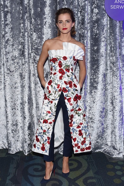 
Một học sinh cũ của trường tiết lộ: Emma đi quay phim liên tục, vì thế cô ấy không đến trường đều đặn. Khi cô ấy đi học thì không ai được nói chuyện với cô ấy nếu không phải là bạn.

 
