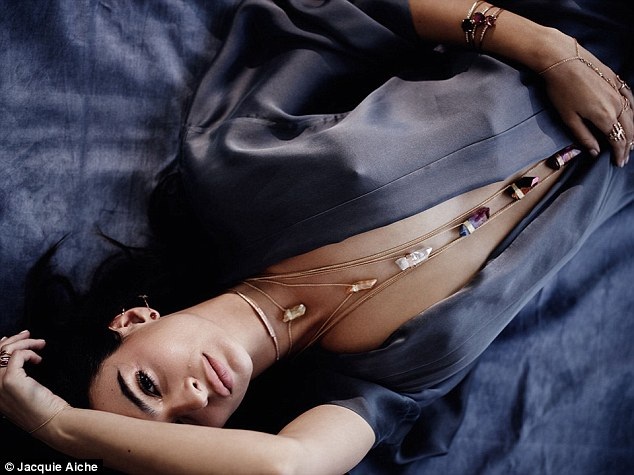 
Emily Ratajkowski vốn nổi tiếng khoe thân táo bạo, cô thừa nhận không bao giờ ngại chụp ảnh nude vì không e ngại việc cởi đồ
