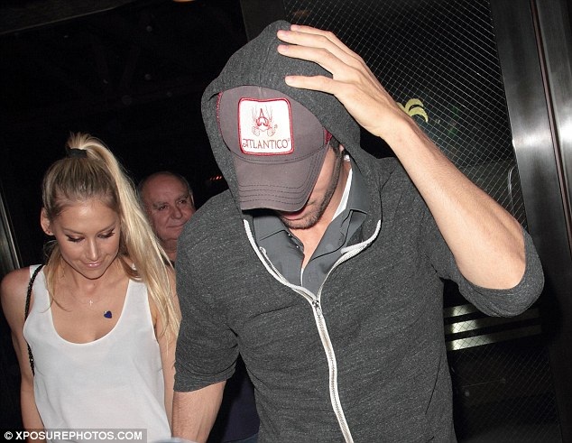 Enrique Iglesias - Anna Kournikova: 15 năm vẫn gắn bó - 7
Enrique Iglesias từng tâm sự với báo giới, anh luôn coi Anna Kournikova là vợ và thậm chí rất sợ khi vợ nổi cáu.