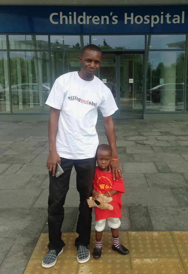 Ethan và bố Charles