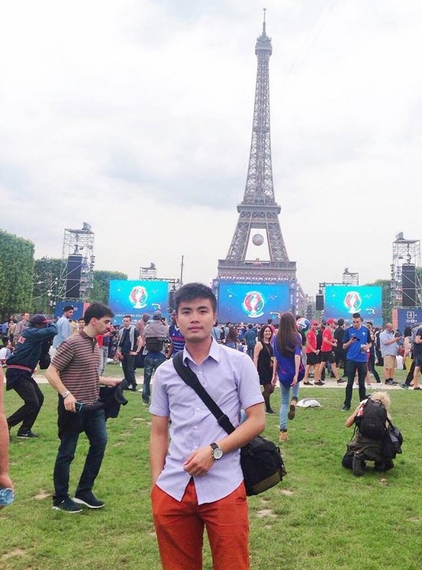 Du học sinh Việt tại Paris đã sẵn sàng “ăn ngủ cùng Euro” - 2
Bùi Hải Đăng hòa mình với không khí rộn ràng trước giờ khai mạc.