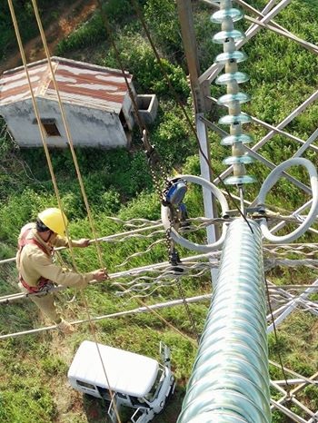 EVNNPT: Thu xếp vốn đi trước một bước đảm bảo tiến độ đầu tư - 2
Những kỹ sư vắt vẻo trên cao để đưa điện về các vùng miền